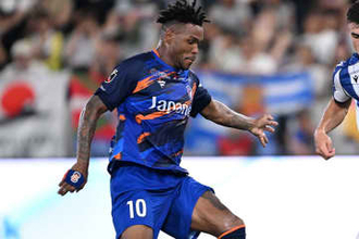 助っ人FWが「理不尽」　無回転ミドルが炸裂…元日本代表GKを破った一撃の「軌道がえぐすぎ」