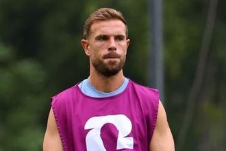 英代表が試合後にまさかのアクシデント　出番なしMFが看板で転倒→負傷「緊急の医療処置が必要」