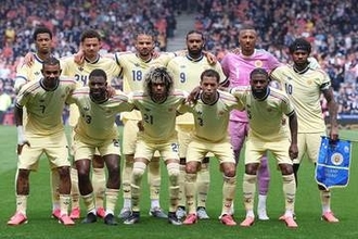 おんぼろスクールバスに選手乗車「マジかよ」　窓も無し…W杯入りに現地衝撃「遠足」