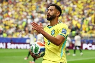 ブラジルFWが"挑発前”に見せた優しさ　失意の日本へ…プレミア公式も注目「これがサッカーの本質だ」