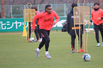 浦和復帰のオナイウ阿道がフルメニュー消化　再度共闘の西川が太鼓判「自信をつけて帰ってきた」