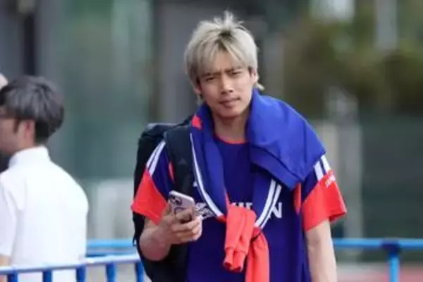 伊東純也が「やっぱりここにいた」　テーブル囲む3人＋1人…ファン注目「顔小さすぎ」