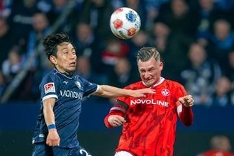 独日本人が「隅に突き刺した」　鮮やかな一撃に現地喝采「美しいカーブのかかったシュート」