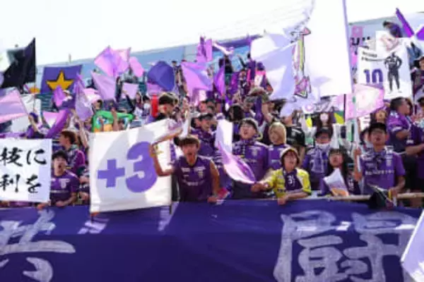 駅前に現れた巨大看板「なんかすげー！」　クラブ最大規模…4500枚配布で「影響力凄まじい」