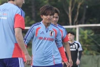 久保建英、薬指に指輪キラリ！　幸せ結婚発表から一夜明け…日本代表の練習に登場