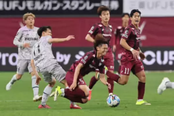 福岡の見木友哉が一発退場　前半31分で数的に不利に…足裏の危険タックル→OFRでレッドカードへ変更