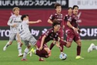 福岡の見木友哉が一発退場　前半31分で数的に不利に…足裏の危険タックル→OFRでレッドカードへ変更