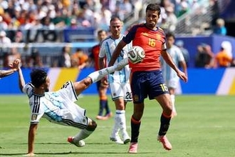 優勝のスペインから…主将のロドリがW杯MVPを受賞　19歳クバルシが最優秀若手賞