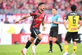 レオ・セアラの衝撃ロング弾がJ1最優秀ゴール賞を受賞　柏との上位対決で放った一撃