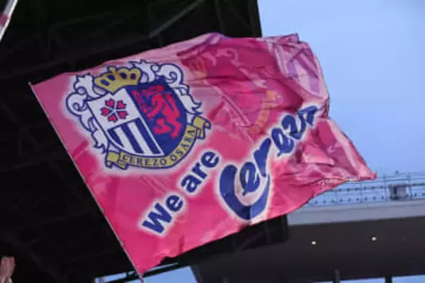 J1クラブの限定ユニ「大胆なデザインが特徴」　“半々”カラーの1着に研究家が注目「配置してきた」