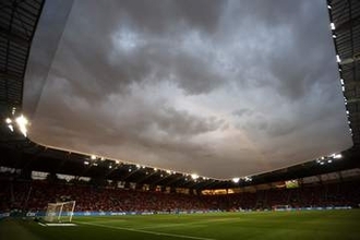 サッカーピッチで衝撃光景「試合を行えない」　ボールが浮き「足を踏み入れることすら困難」