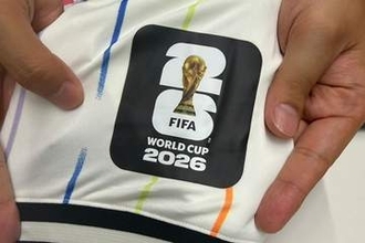 日本代表、ブラジル戦でアウェーユニ着用へ…FIFAが公式発表　爆売れの白デザイン、W杯で初お披露目