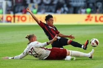 欧州日本人が見せた「0.0何秒」の秀逸判断　日本代表MFを制圧…光ったサッカーIQの高さ