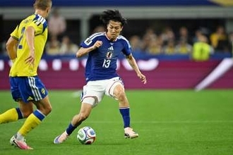 中村敬斗のソックスが「大分落ちてきた」　主審から注意も…“駆け引き”にファン注目