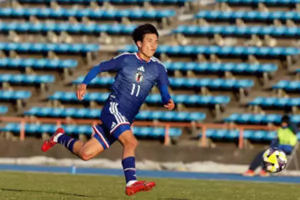 19歳日本人が「世界に見つかってしまう」　独特ドリブルの逸材…正確右足が「素晴らしい」