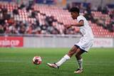 「203センチ逸材が「ロマンかよ」　元日本代表GKから決めた右足弾が「マジでヒーロー」」の画像1