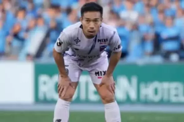 長友佑都が担架で運ばれ負傷交代　5度目のW杯出場に暗雲か…水戸戦の前半に足抑え座り込む