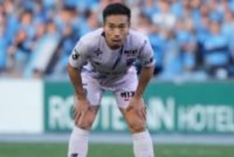 長友佑都が担架で運ばれ負傷交代　5度目のW杯出場に暗雲か…水戸戦の前半に足抑え座り込む