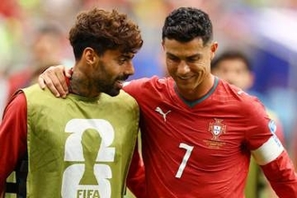 ポルトガル戦でも“短いソックス注意”　日本代表の中村敬斗に続き…上げてプレー続行