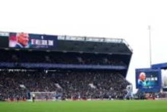 大使が英クラブ訪問「ついに来てくれた！」　日本人選手らと交流が話題「みんな元気そう」