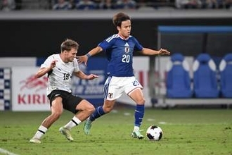 テレ朝中継で「狙ってやってるやんww」　NZ戦開始直前、久保建英→福原遥さんの“夫婦リレー”にネット驚き