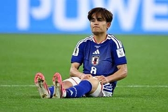 日本代表に緊急事態、久保建英が負傷交代　自ら要求…左膝を痛めて苦悶の表情