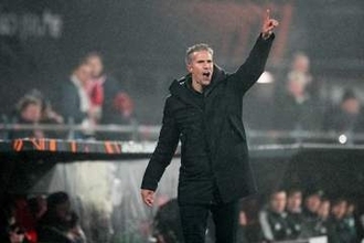 上田綺世に悪質ファウル→退場回避　まさかの判定…ファン・ペルシーが激怒「本来あり得ない」