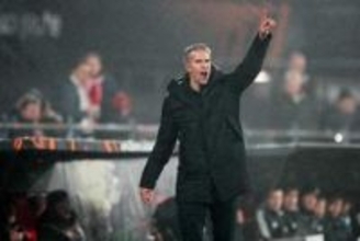 上田綺世に悪質ファウル→退場回避　まさかの判定…ファン・ペルシーが激怒「本来あり得ない」