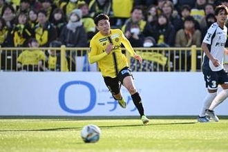 24歳エースが「化け物すぎ」　守備網を無効化の一撃が「日本人がやっていいプレーじゃない」