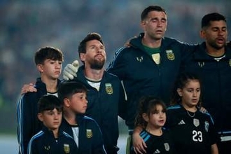 メッシ、引退試合開始10分で試合中断　ピッチ脇から花火で祝福…背番号10に合わせ“粋な演出”