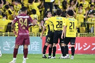 柏が神戸との上位対決を制して首位浮上　負傷交代のアクシデント乗り越え…ホームで鮮やか4発