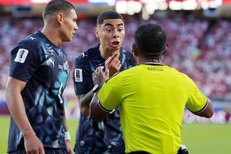W杯の新ルール適用…パラグアイ10番が一発レッドで退場　口元を手で隠す行為に厳罰化