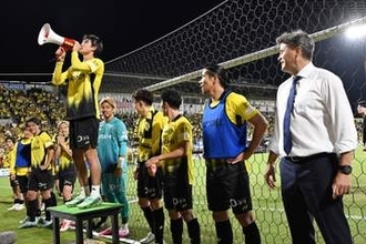 J1に勝利の女神降臨「ついにバレた！」　ゲスト来場した坂道アイドルが「また見つかっちまう」