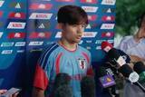 「久保建英がW杯目前に25歳誕生日　メディア殺到…“ブルーケーキ”で祝福「時の流れは平等かな」」の画像1