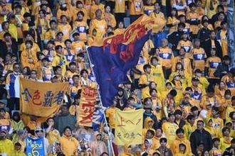 画面外から滑り込み「AIかと思った」　味方ゴールの”祝い方”にファン爆笑「ジワジワくる」