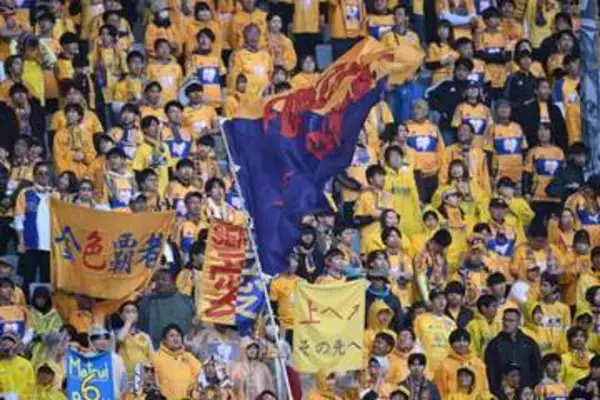 画面外から滑り込み「AIかと思った」　味方ゴールの”祝い方”にファン爆笑「ジワジワくる」