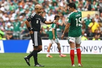 W杯開幕戦、見慣れぬ主審の“いで立ち”にSNS興奮「丸々1試合を見てみたい」「臨場感あっていい」