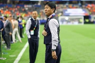森保監督、国歌斉唱で涙　ハンカチで頬拭う…W杯初戦オランダ戦で口元震わせる