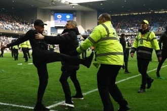 武装サポがピッチ乱入で暴徒化「卑劣な光景」　日本人出場の一戦…逮捕者続出で「恥ずべき」