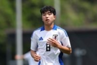 16歳逸材、独走ドリブル→圧巻の一撃「レベル高い」　日本の10番が「この角度から撃つのか」