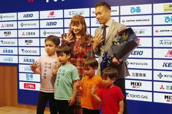 長友佑都が家族に感謝「助けられたな」　妻・平愛梨から涙の「ありがとう」　愛息もサプライズ登場