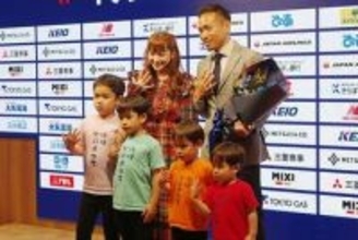 長友佑都が家族に感謝「助けられたな」　妻・平愛梨から涙の「ありがとう」　愛息もサプライズ登場