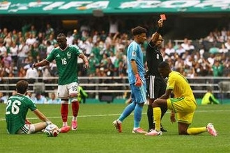 3人退場で波乱…W杯開幕戦「少し厳しすぎではないか」　指揮官が判定に見解「議論の余地がある」