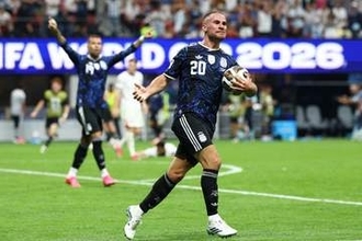 日本ファン衝撃「最初の1枚はなんだ」　リバプール10番の“変貌”に同僚爆笑「双子のようだ」