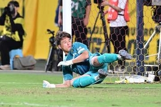 柏GK若原、2試合連続で脳震盪→交代のアクシデント　相手と接触で起き上がれず…担架で運び出される