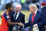 「トランプ大統領の“タッチ”に悲鳴「汚い手」　行動に物議…世界に波紋「やめてくれ」」の画像1