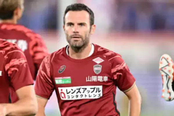 元Jリーガーが「魔法使い」　美しい軌道…圧巻の直接FK炸裂で「なんて選手だ」