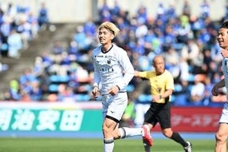 スタジアムでタキシード姿「似合いすぎ」　サッカー界に届いた幸せニュース「本当にめでたい」