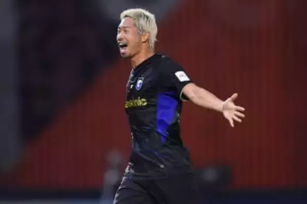 日本人が衝撃弾「無回転はエグすぎる」　海外で一撃…ファン確信「年間最優秀ゴール」