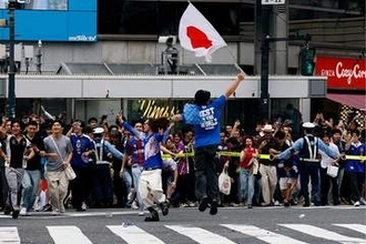 日本人サポの「お決まりの規律」に海外衝撃　40秒間の歓喜…ルールは「1つも破ることなく」